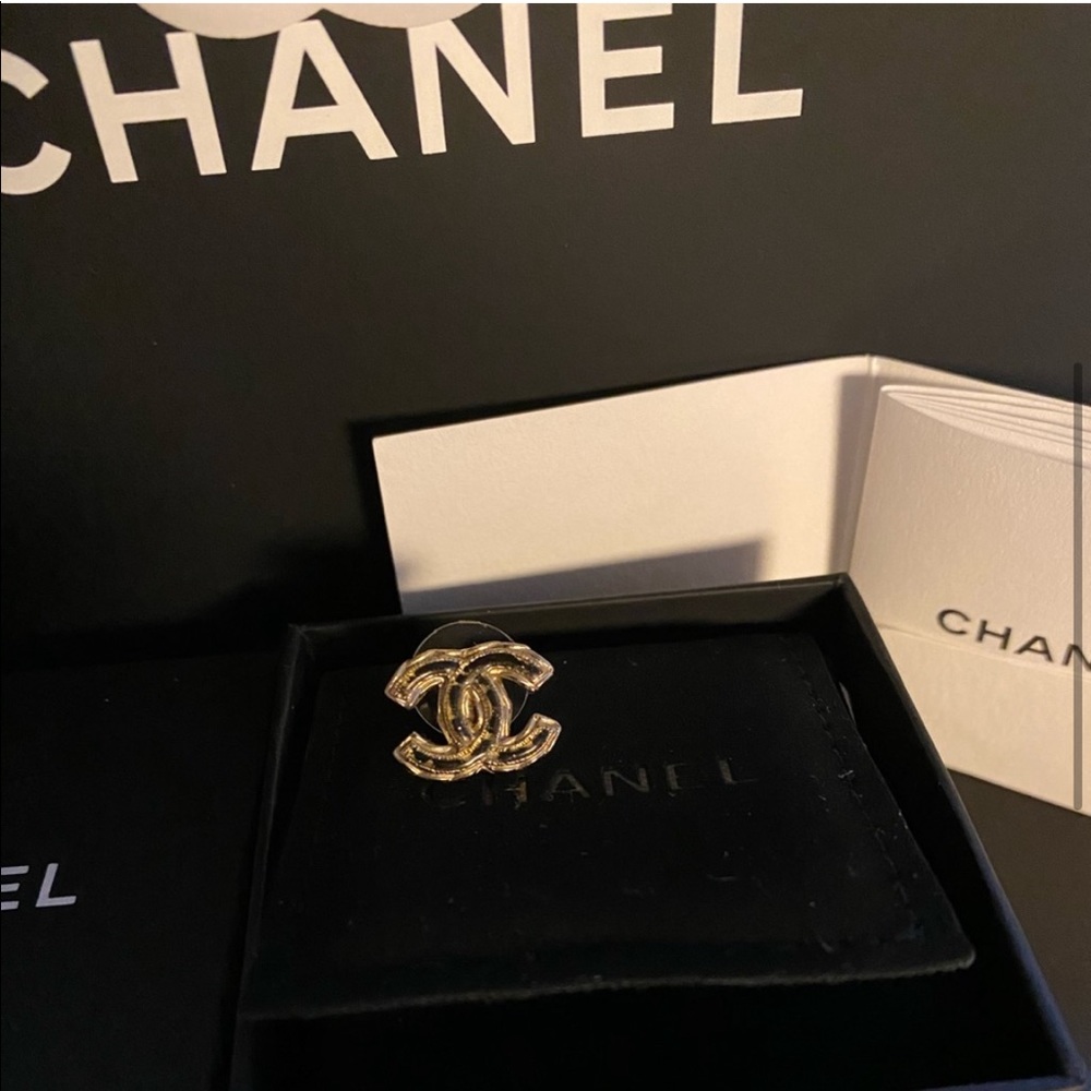 Chanel Earring/Pin (x1)